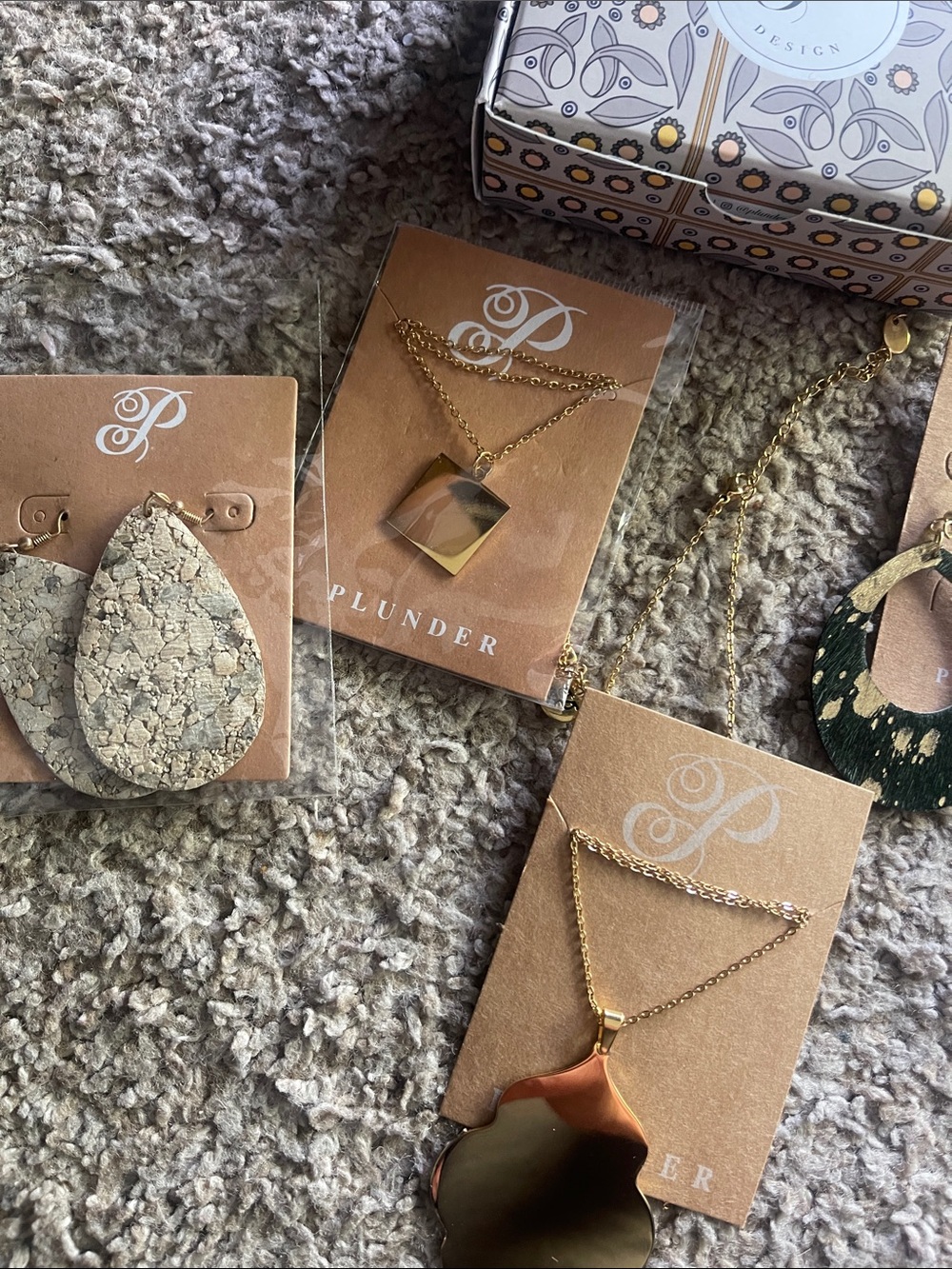4pc. Plunder lot of jewlery - Picture 3 of 3